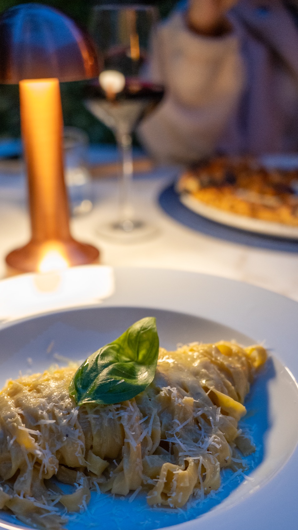 Taze tagliatelle ve fesleğen detayı