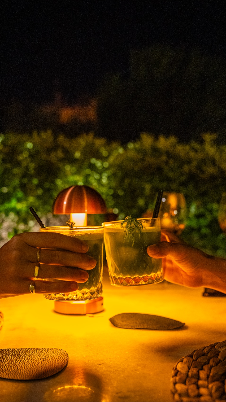 Gece ışığında kokteyl
